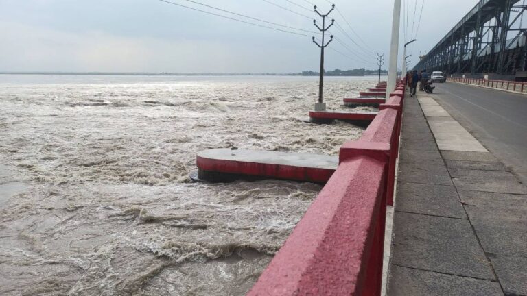सप्तकोशीमा पानीको बहाव बढ्दो, २८ ढोका खोलियो