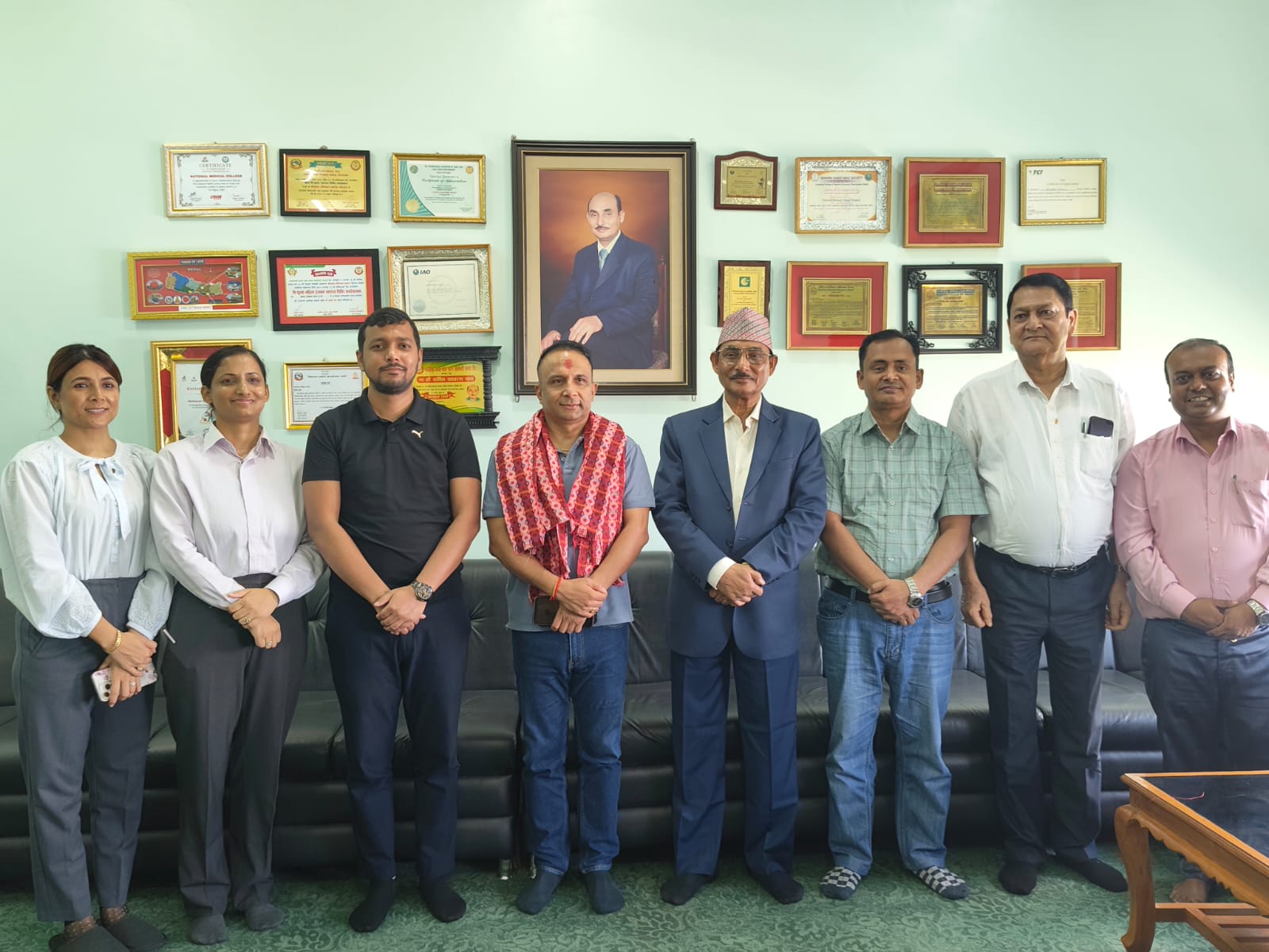 नेशनल मेडिकल कलेजद्वारा जिल्ला प्रहरी कार्यालय पर्साका प्रमुख प्रहरी उपरीक्षक गौतम मिश्रालाई सम्मानसहित विदाई