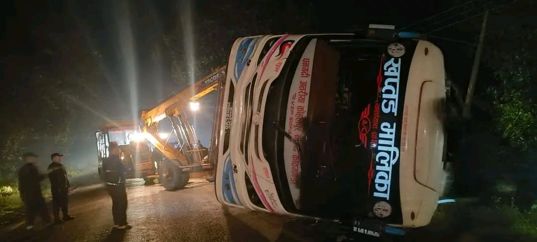 कपिलवस्तुमा बस दुर्घटना : एक जनाको मृत्यु, पाँच जना घाइते