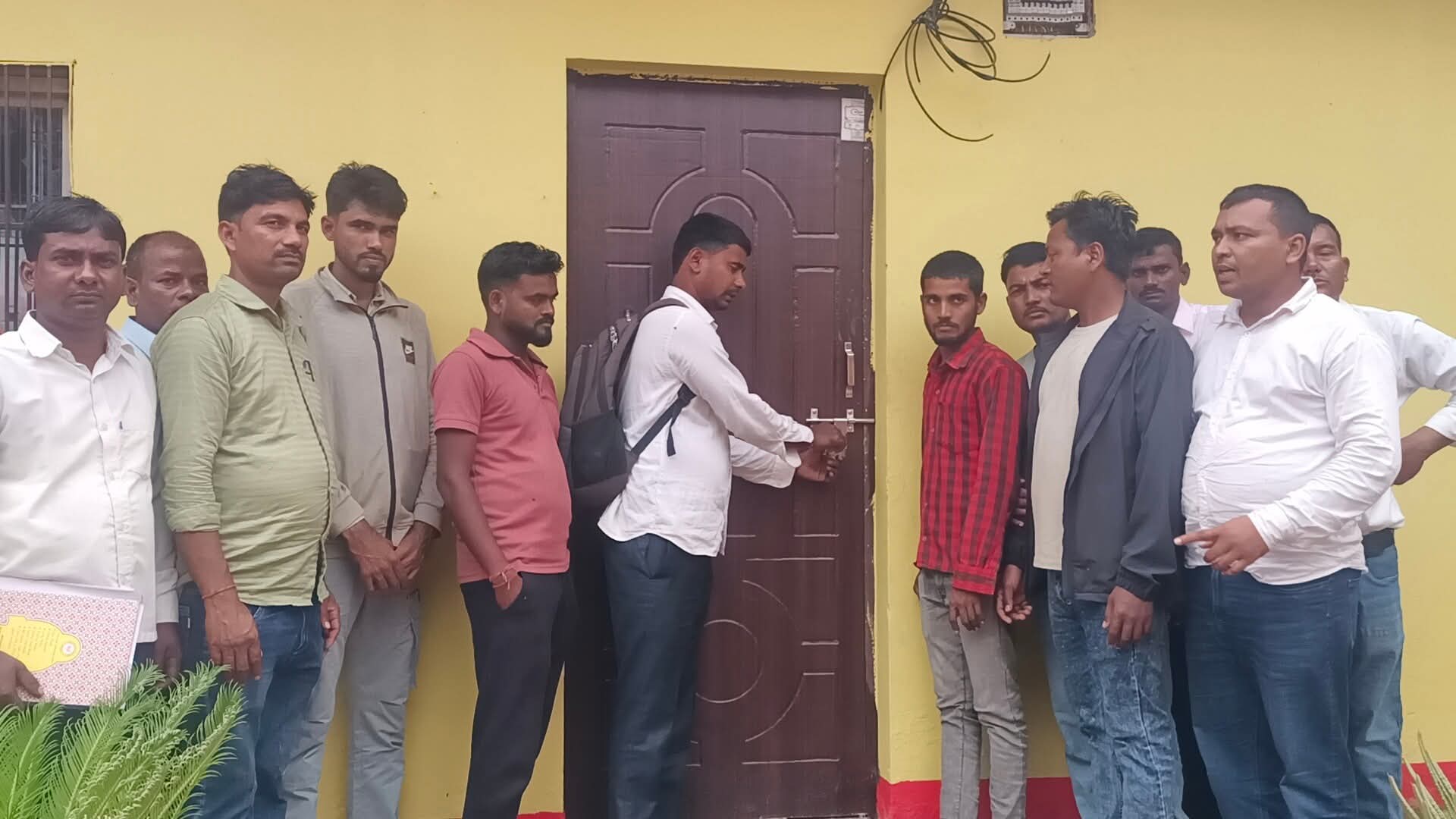 कटहरिया नगरपालिकामा चौथो दिन पनि तालाबन्दी, विद्यालयमा अनिश्चितकालीन हडताल