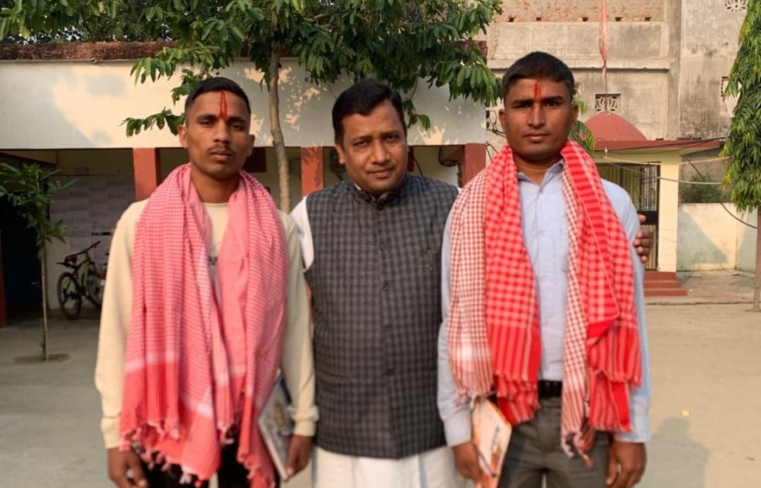 अजीज मिया माध्यमिक विद्यालयका विद्यार्थीहरूलाई समाजसेवी सलाउदीन अहमदद्वारा सम्मान