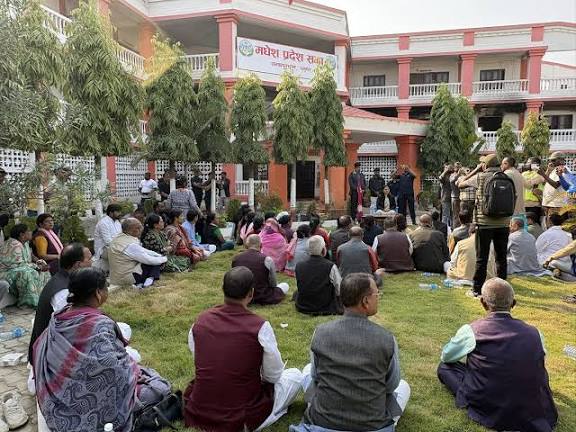 मधेशका सात दलका सांसदहरूले बसे प्रदेशसभाअघि धर्ना