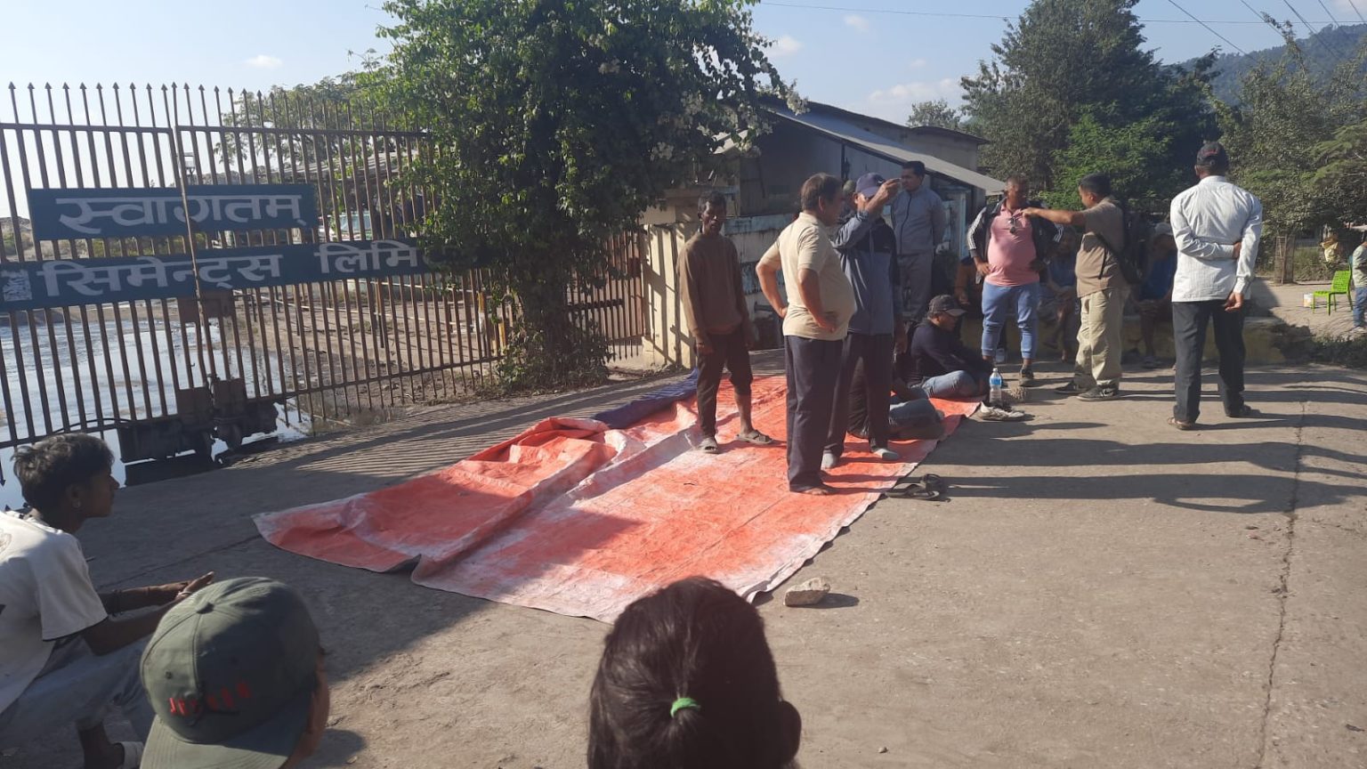 शिवम् सिमेन्टद्वारा स्थानीय सुरक्षा गार्ड निष्कासन, पुनर्वहालीको माग गर्दै उद्योगको गेटमै धर्ना