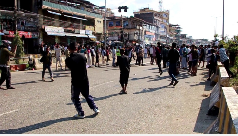 सिमरामा एक राउण्ड हवाई फायर र तीन राउन्ड अश्रुग्यास, जेन-जी समूह सडकमै छलफल गर्दै