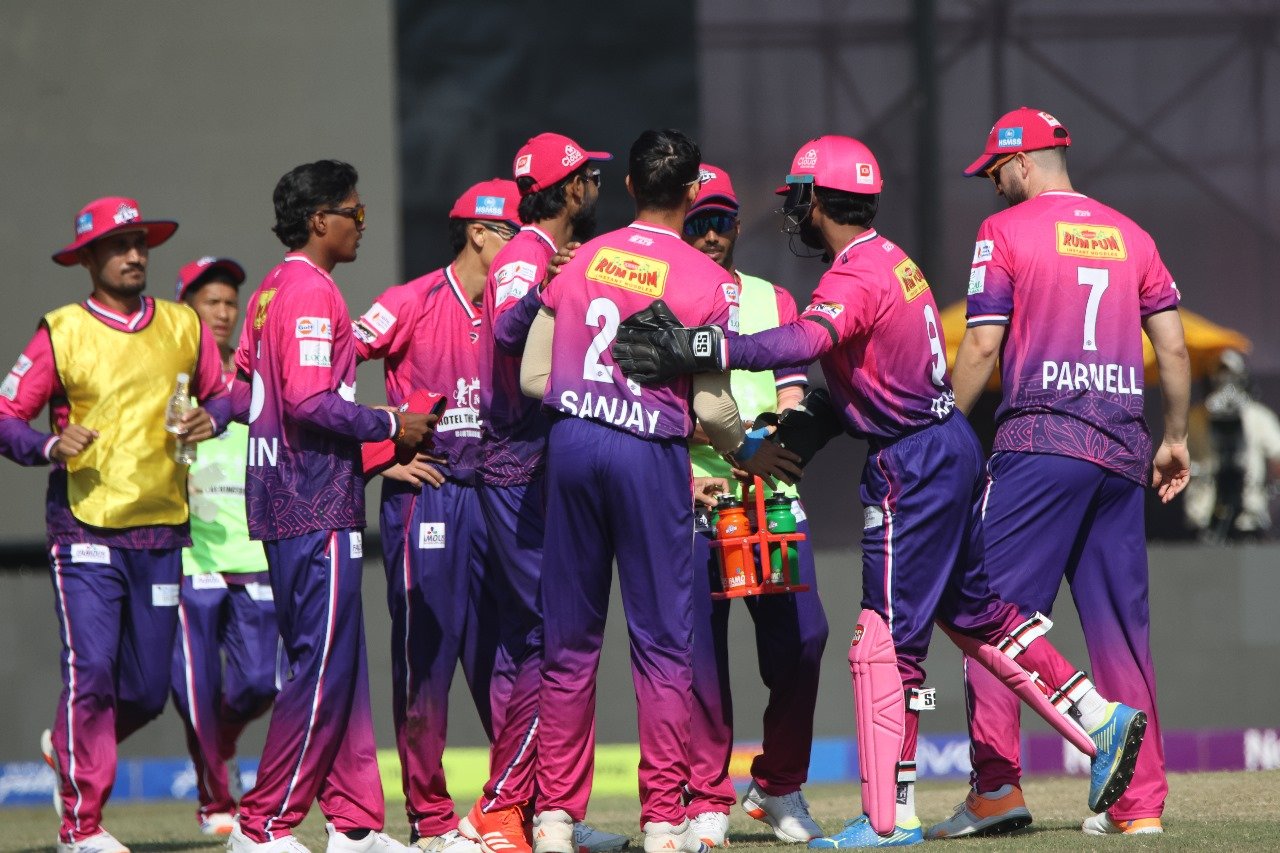 जनकपुर बोल्ट्सका खेलाडी हातमा कालोपट्टि बाँधेर मैदानमा