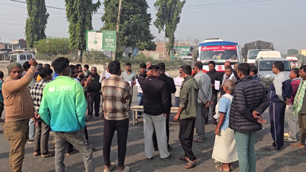 सिरहामा राजमार्ग विस्तारका क्रममा भत्काइएका संरचना निर्माण गर्न माग गर्दै स्थानीय आन्दोलित