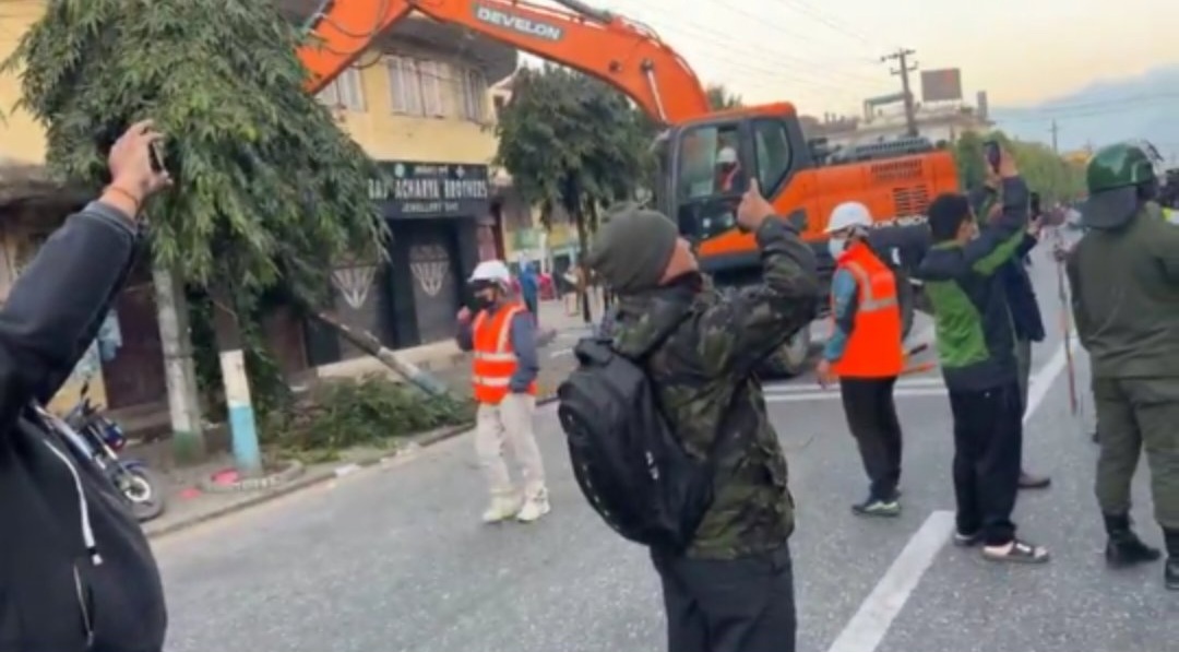 हेटौँडामा सडक विस्तार : सीमाभित्र परेका घरटहरामा चलाइयो डोजर