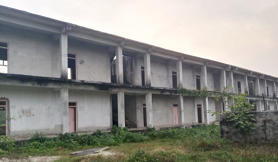 अलपत्र सामूहिक आवास भवन दुर्व्यसनीकर्ताको थलो बन्यो