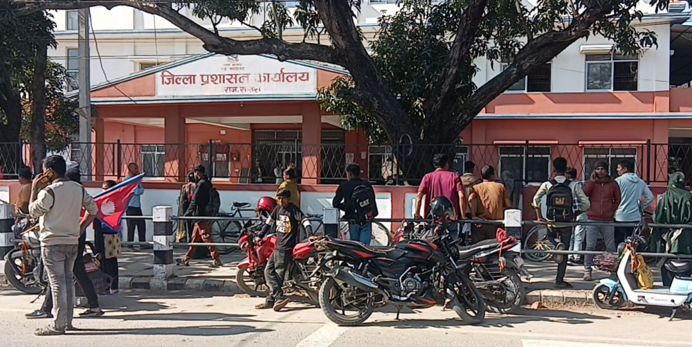 जेन-जी युवासहितका सम्बद्ध पक्षद्वारा राजविराजका सम्पूर्ण सरकारी कार्यालय बन्द