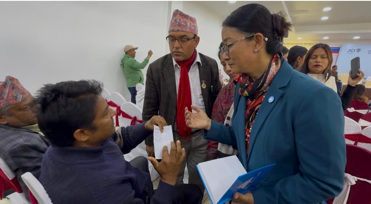 रास्वपा उम्मेदवारमाथि खनिए सहकारीपीडित, थमाइदिए विद्यालयको बिल