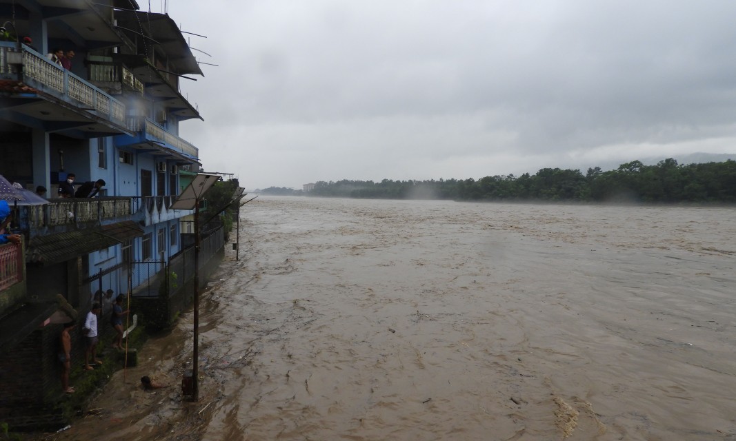 नारायणी नदीले खतराको तह पार गर्‍यो : डण्डा र दुम्कौलीमा सतर्कता अपनाउन आग्रह