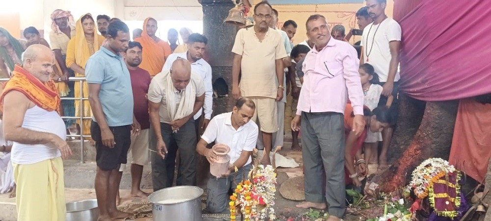 वर्षाको कामना गर्दै धनुष मन्दिरमा चढाइयो दुध
