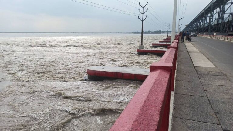 सप्तकोशीमा पानीको बहाव बढ्दो, २८ ढोका खोलियो