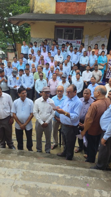 शिक्षक महासंघद्वारा धर्ना सहित ध्यानाकर्षणपत्र बुझाइयो