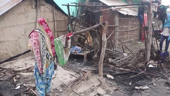 बर्दियामा अन्तरजातीय विवाह गरेको आरोपमा केटाको घरमा आगजनी