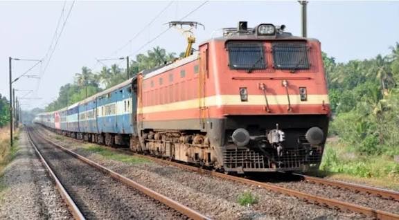 आन्ध्र प्रदेशमा गुडिरहेको रेलमा आगलागीः एक जनाको मृत्यु, यात्रुहरू भागेर बाँचे