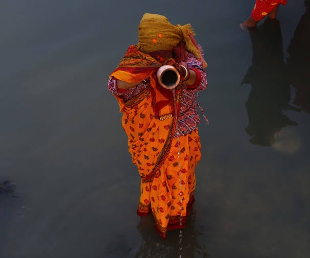 चैती छठ अन्तर्गत आज मुख्य दिन : बेलुका अस्ताउँदो सूर्यलाई अर्घ दिईंदै