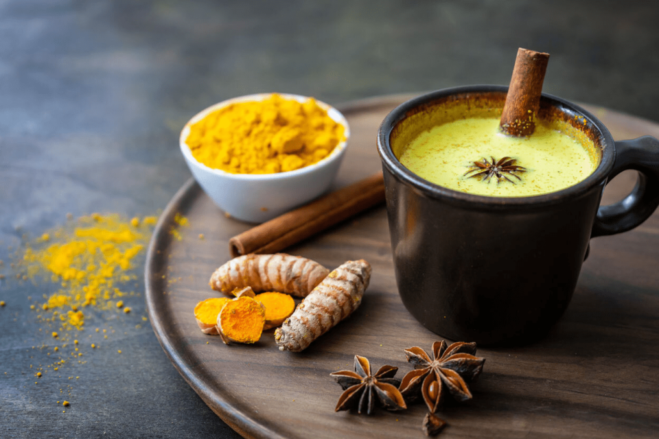 जाडोमा दूधमा यी प्राकृतिक चिज मिसाएर पिउनुहोस्, शरीर सधैँ न्यानो र रोगमुक्त रहनेछ