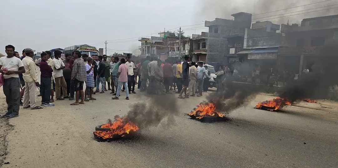 सडक निर्माणमा ढिलासुस्ती भएको भन्दै स्थानीयले गराए पूर्वपश्चिम राजमार्ग अवरुद्ध