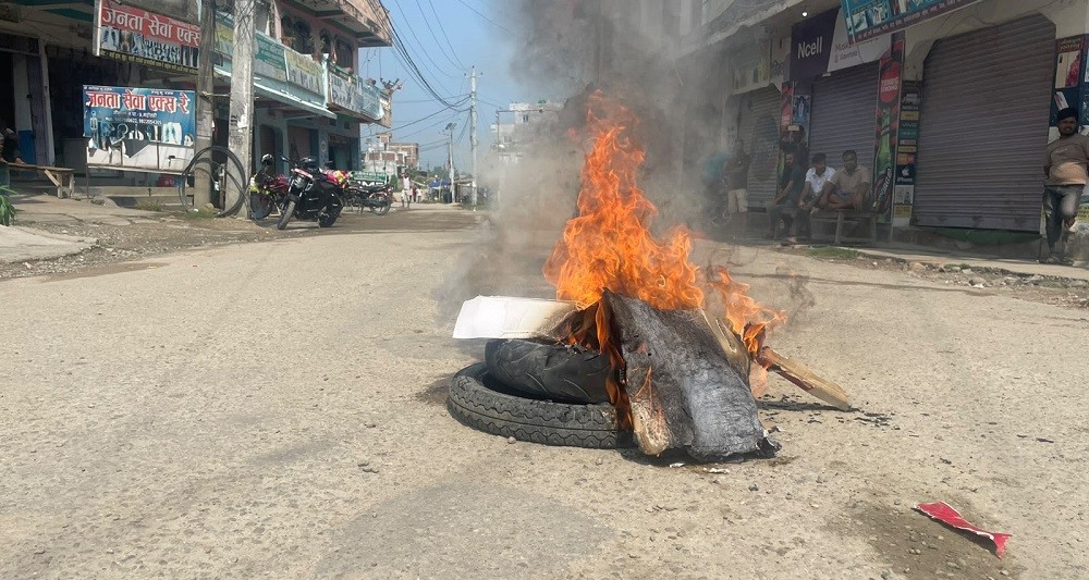 गौशाला बजार बन्द, टायर बालेर प्रदर्शन