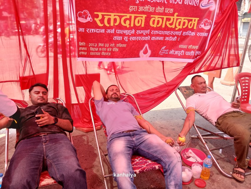 क्रियाशील युवा पत्रकार मञ्चको पहलमा वीरगञ्जमा रक्तदान, ३ महिलासहित ६० जनाको सहभागिता