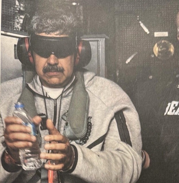 आँखामा कालोपट्टी, हातमा हतकडी लगाएर अमेरिका पुर्‍याइयो भेनेजुएलाका राष्ट्रपतिलाई