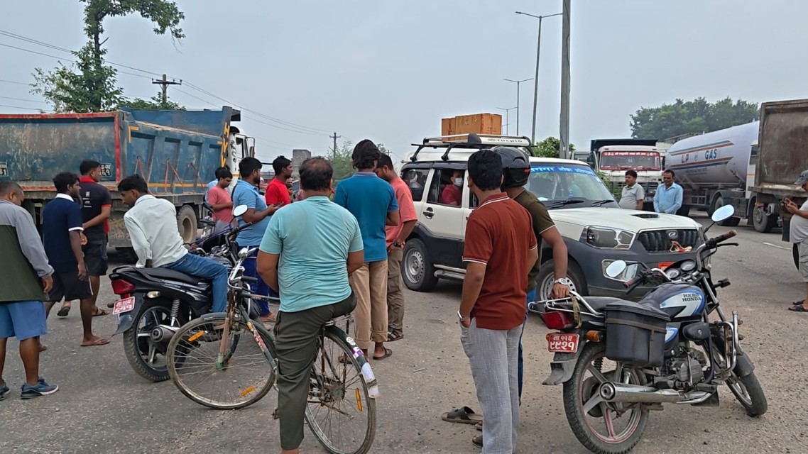 बहुअरीमा जीर्ण सडकविरुद्ध स्थानीयको विरोध, ३० मिनेट सडक जाम
