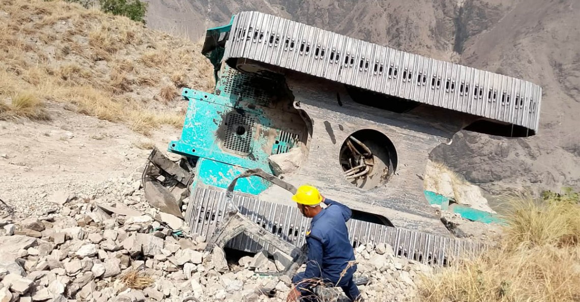 बाजुरामा सडक मर्मतका क्रममा एक्साभेटर भीरबाट खस्दा १८ वर्षीय युवकको ज्यान गयो