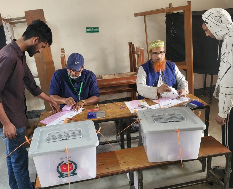 बंगलादेशमा मतदान जारी, ३ जना प्रधानमन्त्रीका दाबेदार