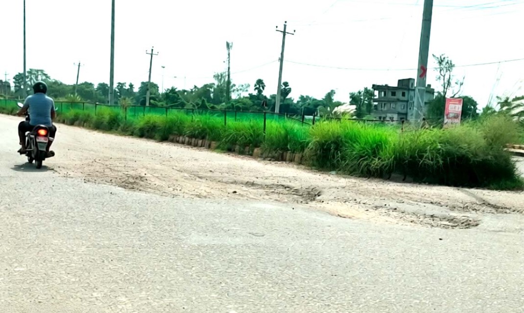 खाल्डाखुल्डीले थलियो वीरगञ्ज–पोखरिया सडक, यात्रु र चालक जोखिममा