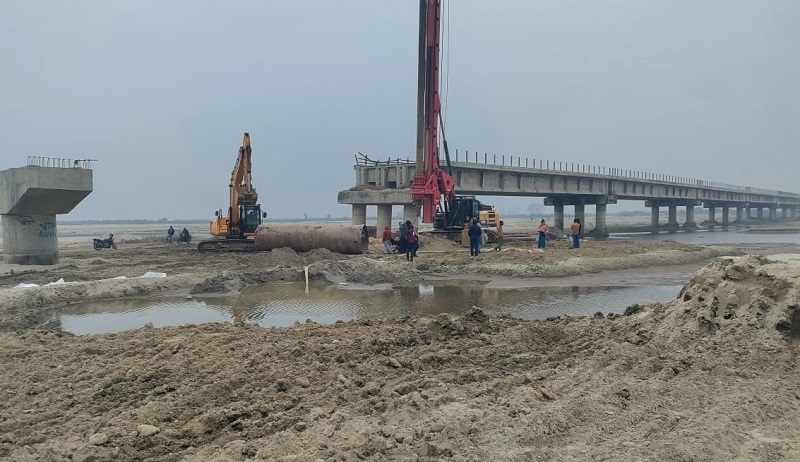 सिरहा र धनुषा जोड्ने कमला पुलको बाँकी काम हुँदै, चैतभित्र सञ्चालनमा ल्याउने लक्ष्य