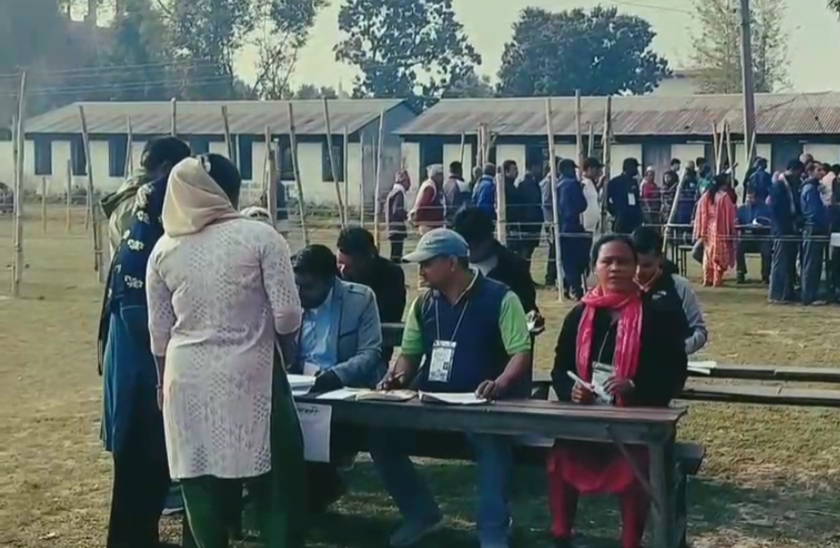 सर्लाही–४ को बसबरीयामा विवादपछि रोकिएको मतदान पुनः सुरु