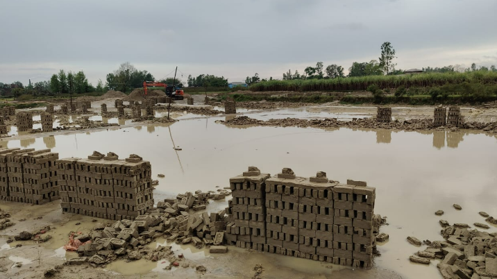 रौतहटमा वर्षा र हावाहुरीको वितण्डा : चार करोड बराबरको काँचो इँट्टा नष्ट, व्यवसायी मारमा