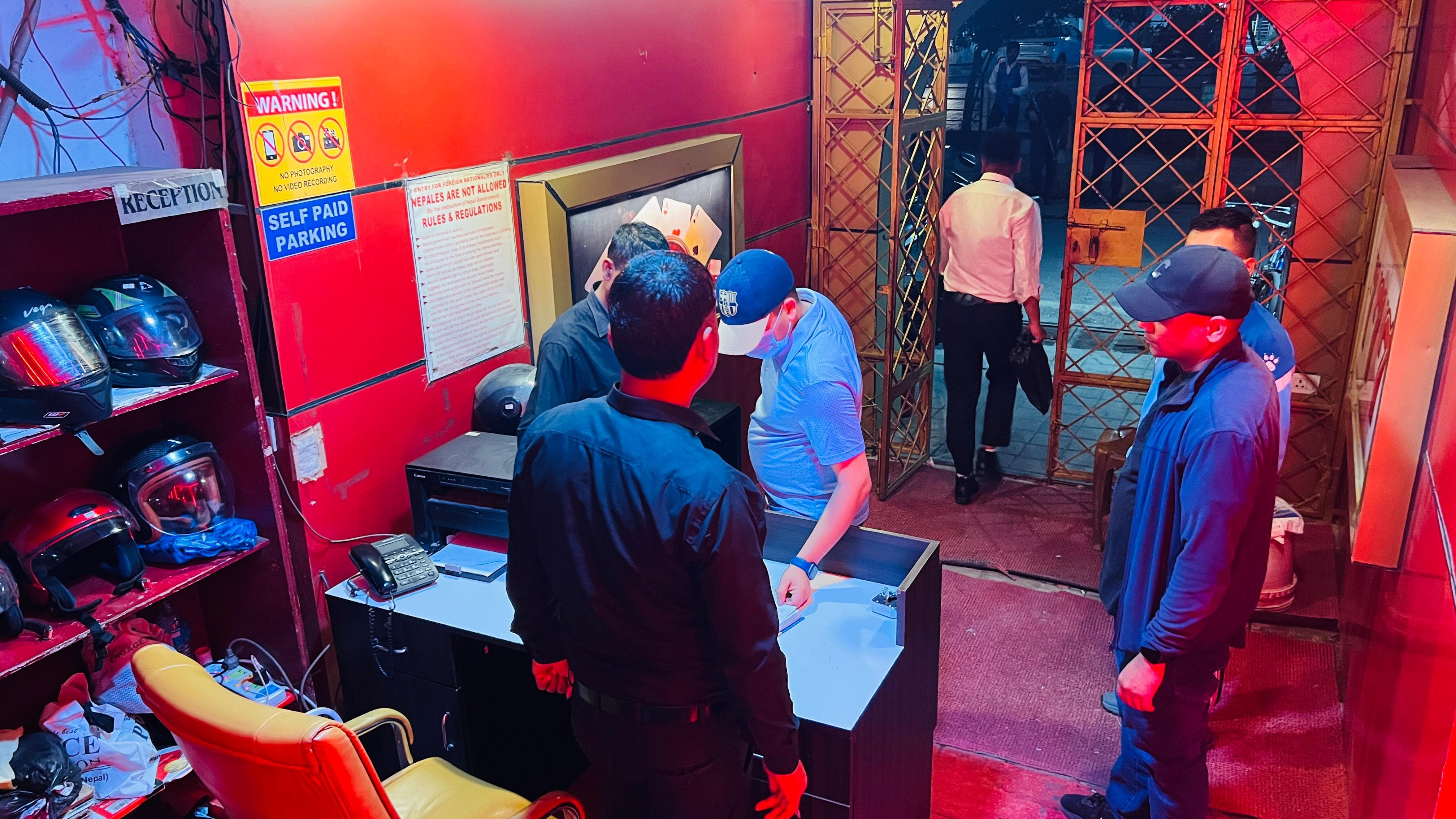 मध्यरातमा पर्सा प्रहरीको छड्के अनुगमन : वीरगञ्जका तीन क्यासिनोमा जाँच, नेपाली नागरिक फेला परेनन्