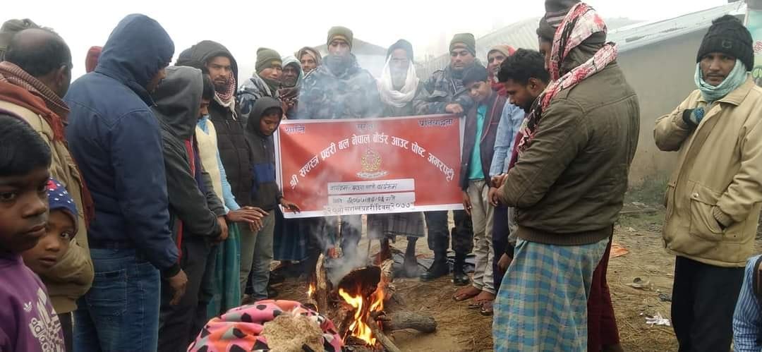 बढ्दो चिसोका कारण सशस्त्र प्रहरी बल अमरपटीद्धारा चौक चौकमा आगो