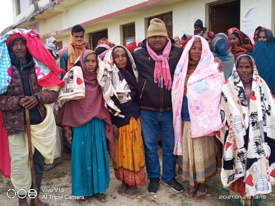 पकाहा मैनपुर गाँउपालिकाका अध्यक्ष चौरसियाद्धारा कम्वल बितरण