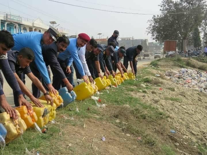 रौतहटमा प्रहरीद्धारा अबैध घरेलु मदिरा नष्ट