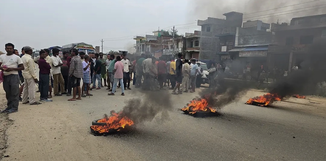 सडक निर्माणमा ढिलासुस्ती भएको भन्दै स्थानीयले गराए पूर्वपश्चिम राजमार्ग अवरुद्ध