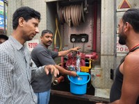 वीरगंजमा पानीको हाहाकारबीच अजय गुप्ताको मानवीय पहल, गुप्ताद्वारा ट्याङ्कीबाट घरघरमा पानी वितरण