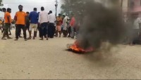 बाराको मटिअर्वा नाकामा मल प्रकरणमा तनाव, किसान र प्रहरीबीच झडप