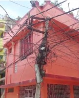बीरगंजमा पोलहरू तारको जालमा अल्झिए : आगलागी र विद्युत् अवरोधले नागरिक त्रसित
