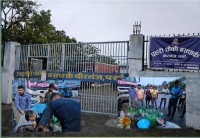 बसपार्क क्षेत्रका पसलहरूबाट ८०० लिटर घरेलु मदिरा बरामद, सार्वजनिक रूपमा नष्ट