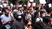 प्रधानमन्त्री ओलीको दमकको घरमा ढुंगामुढा