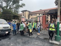 काठमाण्डाैका विभिन्न ठाउँमा सडक सफा गर्दै युवा