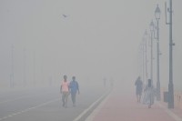 दीपावलीको आतिशबाजीपछि भारतको नयाँदिल्ली धुवाँले ढाकियो