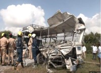 भारतको तेलंगनामा बस र ट्रक ठोक्किंदा २० जनाको मृत्यु