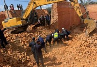 ललितपुरमा इँट्टाभट्टाको पर्खाल भत्किएर एक महिलाको मृत्यु, ४ जना घाइते