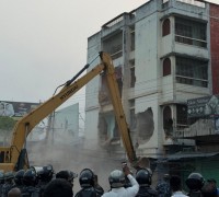 वीरगन्जमा एकाबिहानै चल्यो डोजर