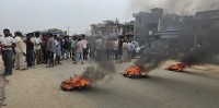 सडक निर्माणमा ढिलासुस्ती भएको भन्दै स्थानीयले गराए पूर्वपश्चिम राजमार्ग अवरुद्ध