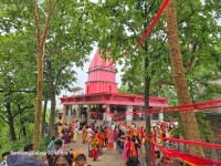 साउनको पहिलो सोमबार भाथाधाममा भक्तजनको घुइँचो, बिहानैदेखि जल अर्पण गर्नेको ठूलो भिड